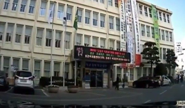 韓国で建物に突っ込む車載映像