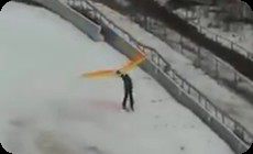 スキーのジャンプ台からパラグライダー