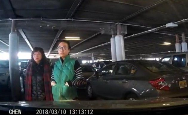 中国人が駐車場で。