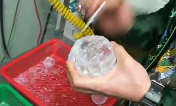 韓国、アイスピックで氷を丸く削る一部始終