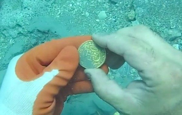 海中で財宝を発見
