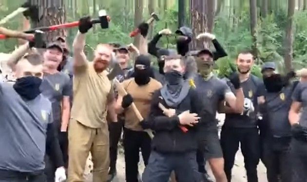 ウクライナの右翼団体がジプシーを襲撃