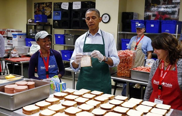 オバマ、サンドイッチ袋詰め作業 (1)