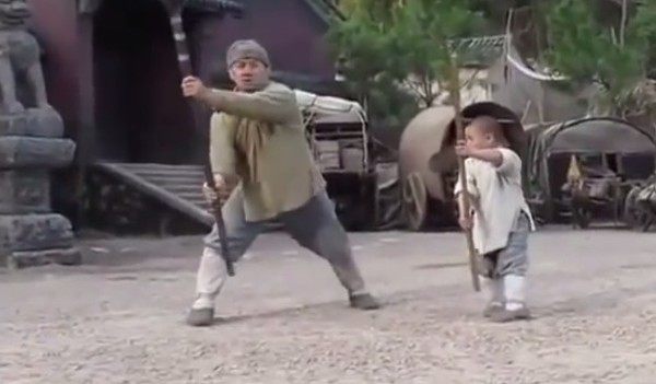 少林寺の少年僧から演武を学ぶジャッキーチェン
