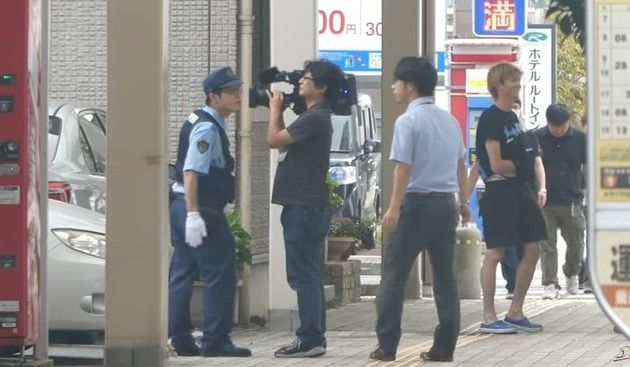 警官の前で白い粉を落としてみる実験