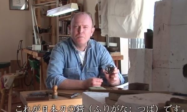 日本刀の鍔を作る外国人