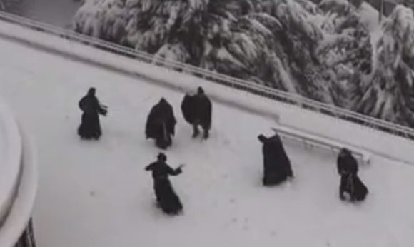 修道士が雪合戦