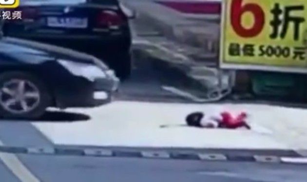 1歳の幼女がクルマに轢かれる中国