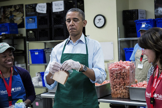 オバマ、サンドイッチ袋詰め作業 (2)