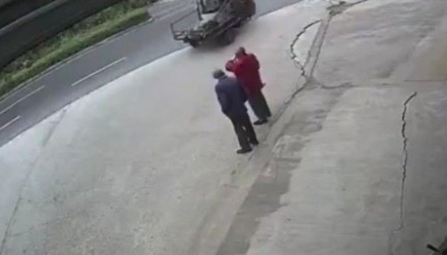 二人がふっ飛ばされる交通事故