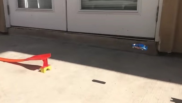 ミニカーをリアルなコースで (1)