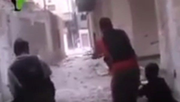 シリアの市街戦で掌を撃たれる兵士