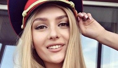 ロシアの警察官美女