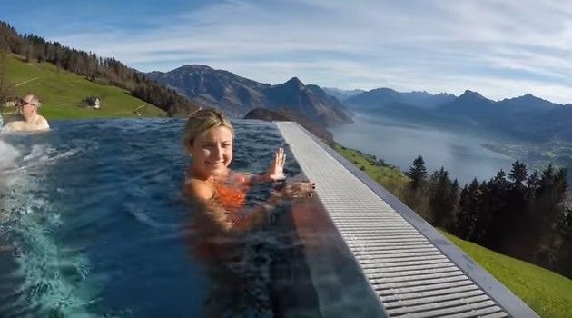 スイスのホテルの温泉プール