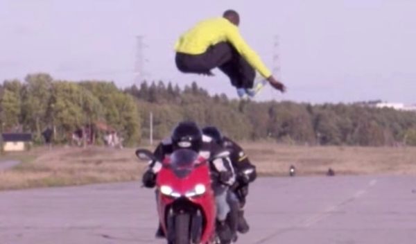 ２台のバイクを飛ぶジャンパー