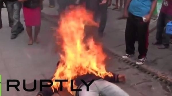 メキシコで火だるまになって抗議する人