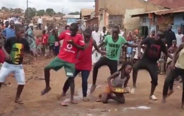 アフリカの子供たちによるダンスパフォーマンス
