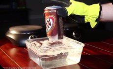 熱した缶を氷水に浸ける実験