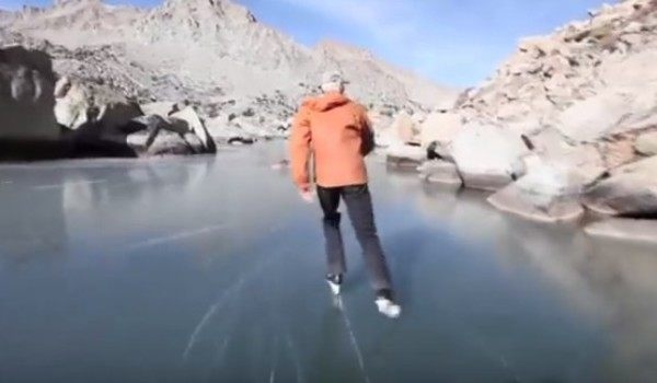 天然の自然界のアイススケート