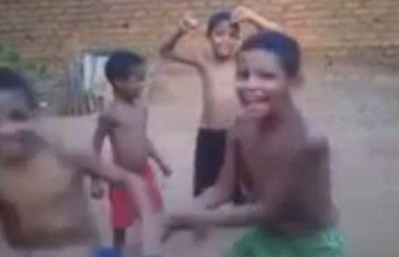 ワンコが巻き込まれるブラジルの少年たちによるダンスパーティー