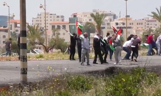 シリアでスナイパーに足を打たれるパレスチナの抗議