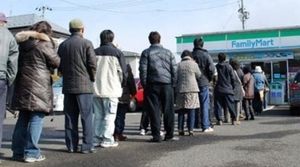 震災時、コンビニの列に並ぶ日本人