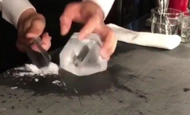 氷を丸く削る技術