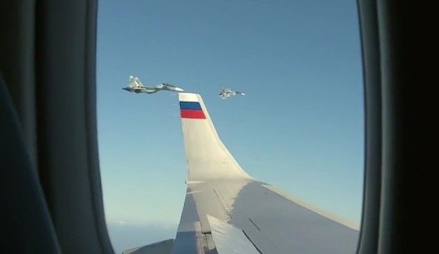 戦闘機に護衛されて飛ぶプーチンの飛行機