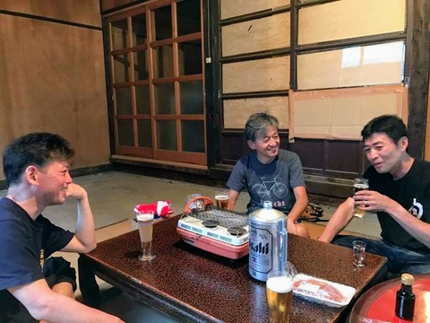 談笑する