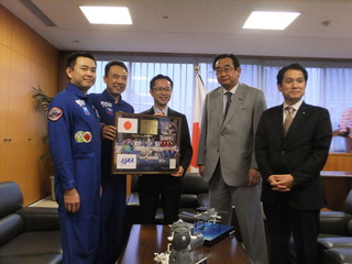 古川・星出宇宙飛行士と内閣府政務三役 010