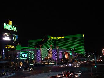 ラスベガス MGMグランドホテル 夜 エメラルドグリーンに輝くMGMホテル 画像