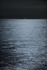光る海