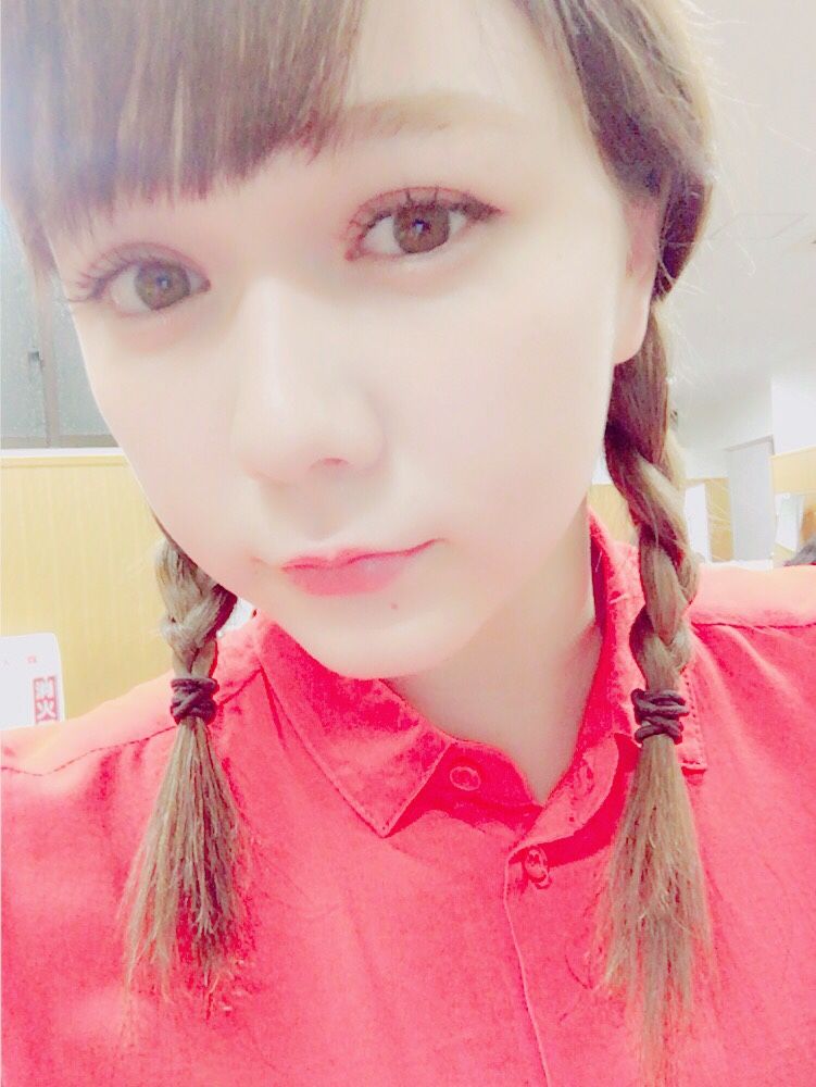 三つ編み姿で自撮りする村重杏奈の画像♪