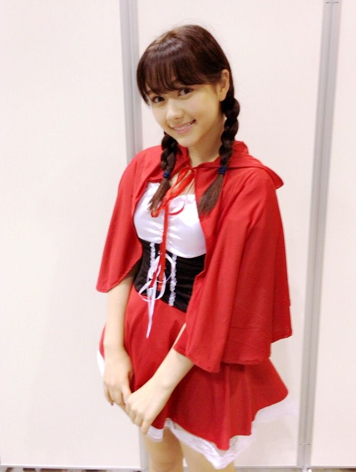 赤の衣装を着てこちらを見ている村重杏奈の画像♪
