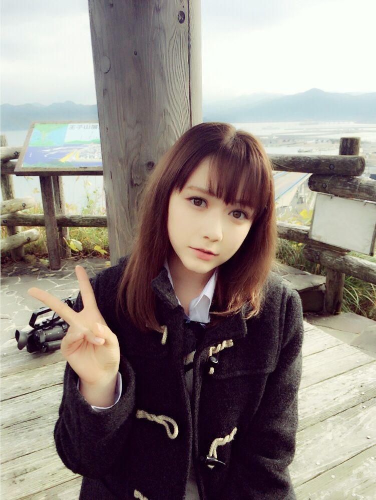 景色の良いところで撮影する村重杏奈の画像♪