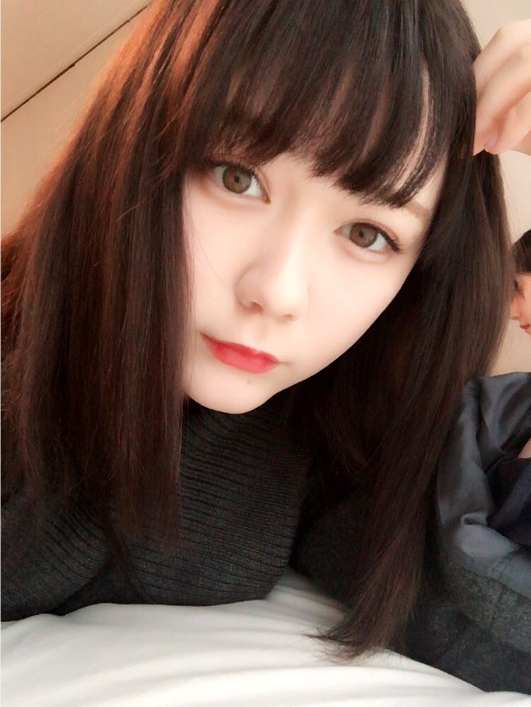 セクシーな口紅をしている村重杏奈の画像♪