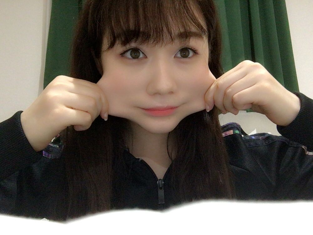 ほっぺをつまんでいる村重杏奈の画像♪
