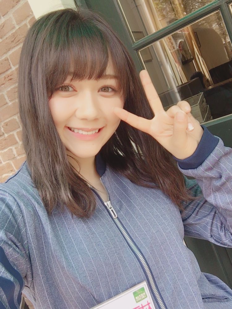 可愛くピースサインをしながら自撮りする村重杏奈の画像♪