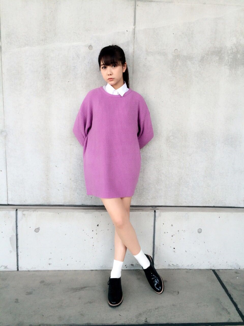 紫のセクシーな衣装を着て立っている村重杏奈の画像♪