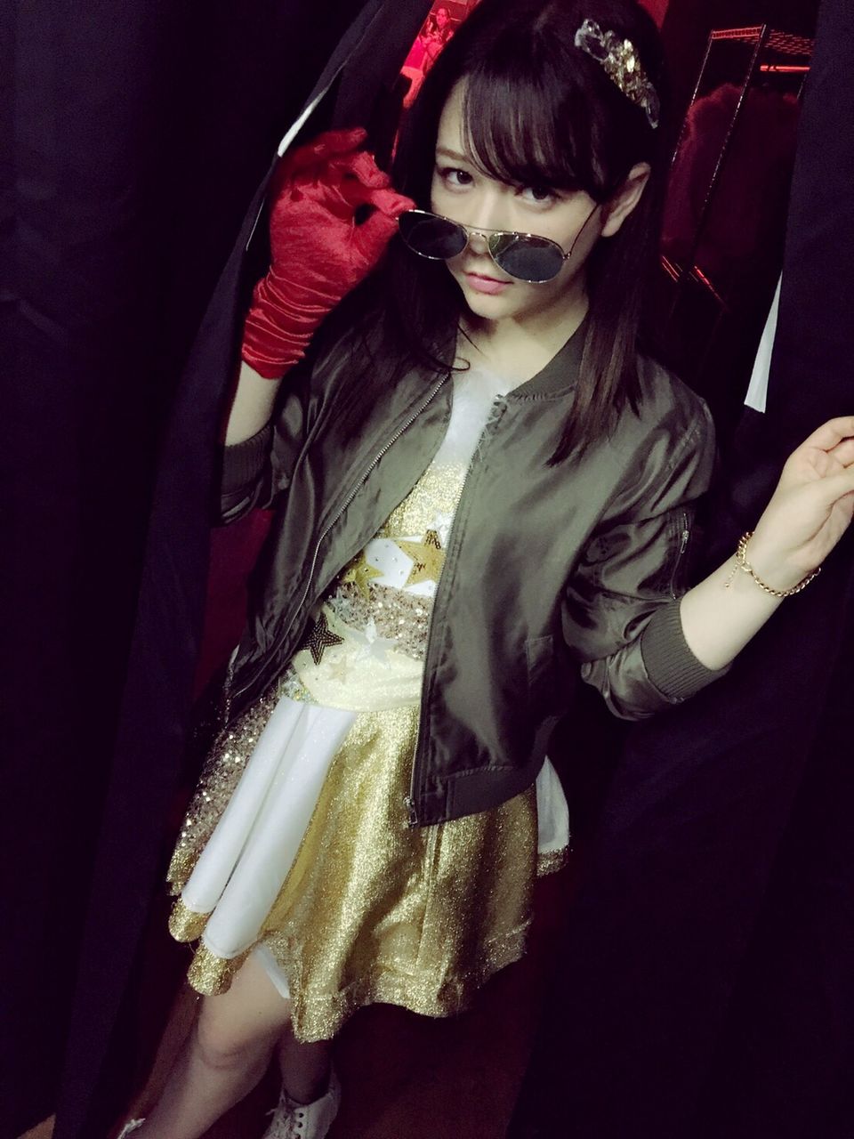 サングラスの下から可愛い顔を見せる村重杏奈の画像♪