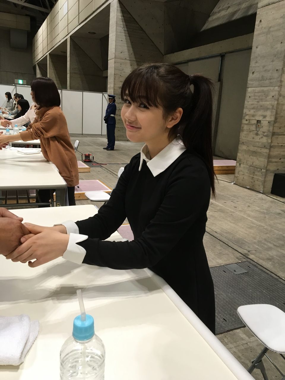 握手会に参加している村重杏奈の画像♪