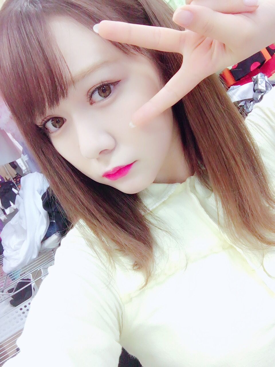 斜めからピースサインをしながら自撮りする村重杏奈の画像♪