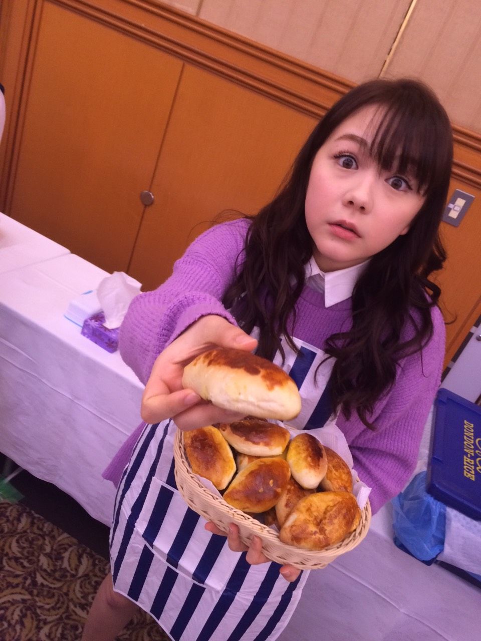 パンをあげている可愛い村重杏奈の画像♪