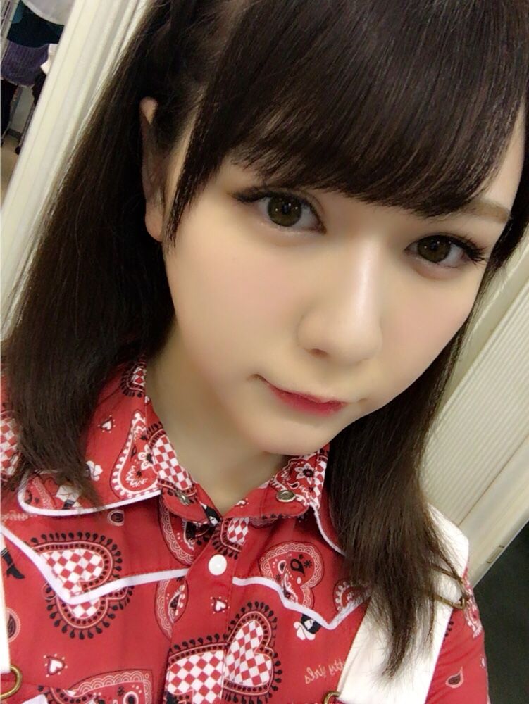 赤の可愛い洋服を着て自撮りする村重杏奈の画像♪