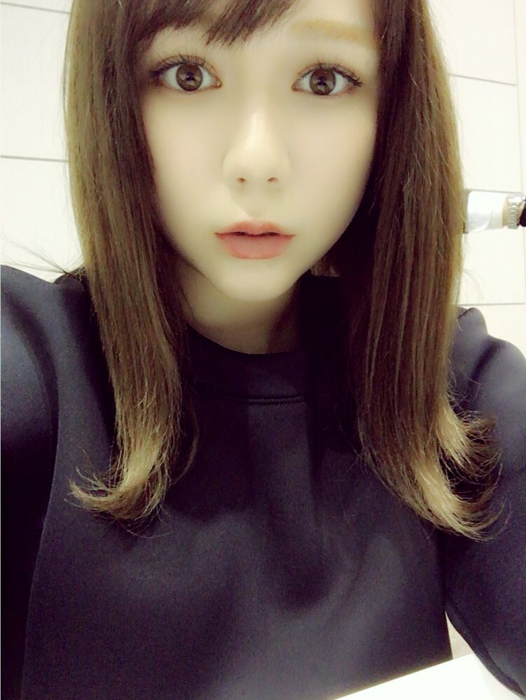 正面から自撮りしている村重杏奈の画像♪