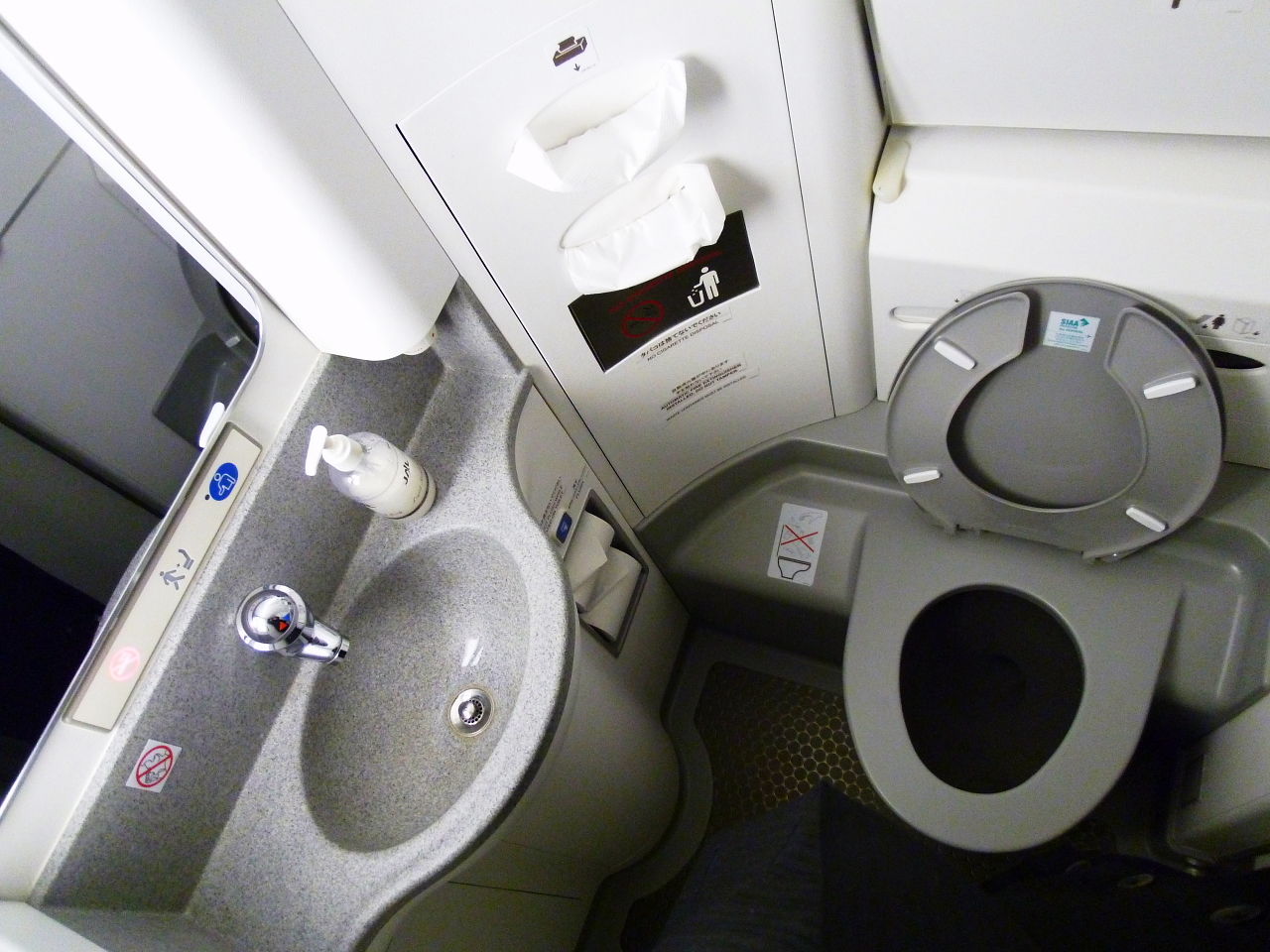画像 旅客機のトイレ爆発？乗客ら悪臭に苦悶の「雪隠詰め」3時間【飛行機のトイレの秘密】 NAVER まとめ