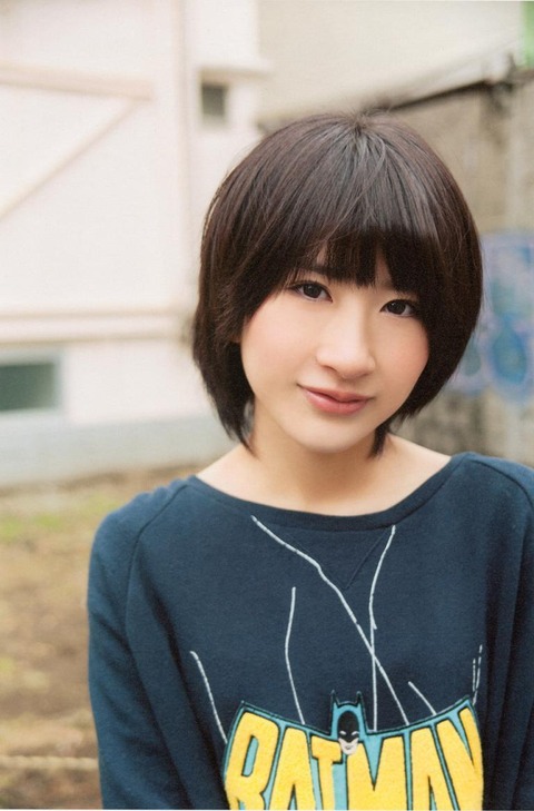 カメラを見つめる石田晴香