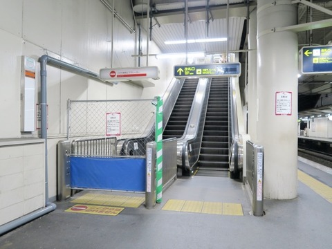 180718南茨木駅40大阪行きエスカレ@630