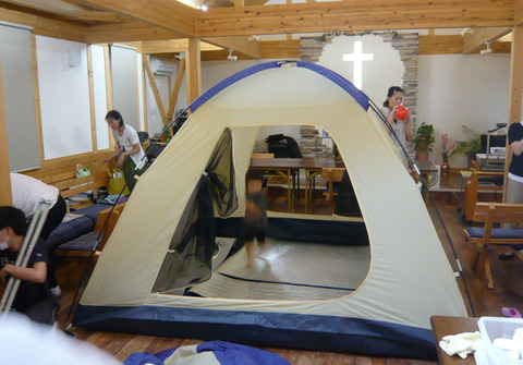 ブログ用_礼拝堂にテント