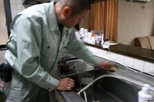牛之濱さん作業中2